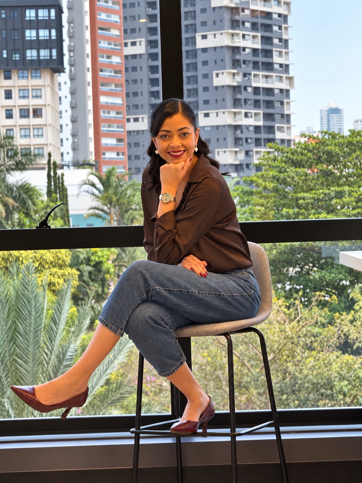 Jessyka Dumont, contadora e fundadora da Dumont Assessoria, sentada e sorrindo